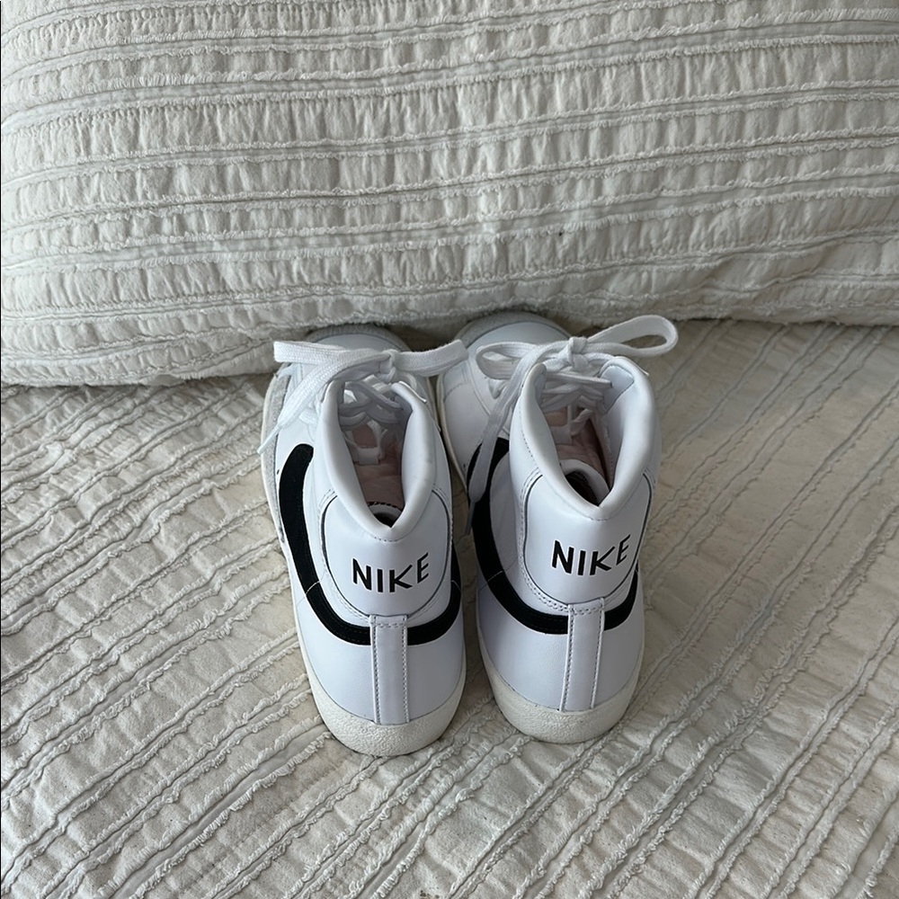 NWOT Men’s Nike White and Black High-Tops - Picture 2 of 7